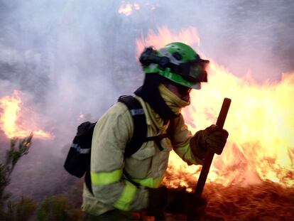 Un bombero lucha contra las llamas del incendio forestal declarado el pasado jueves 8 de septiembre en Sierra Bermeja, en la provincia de Málaga.