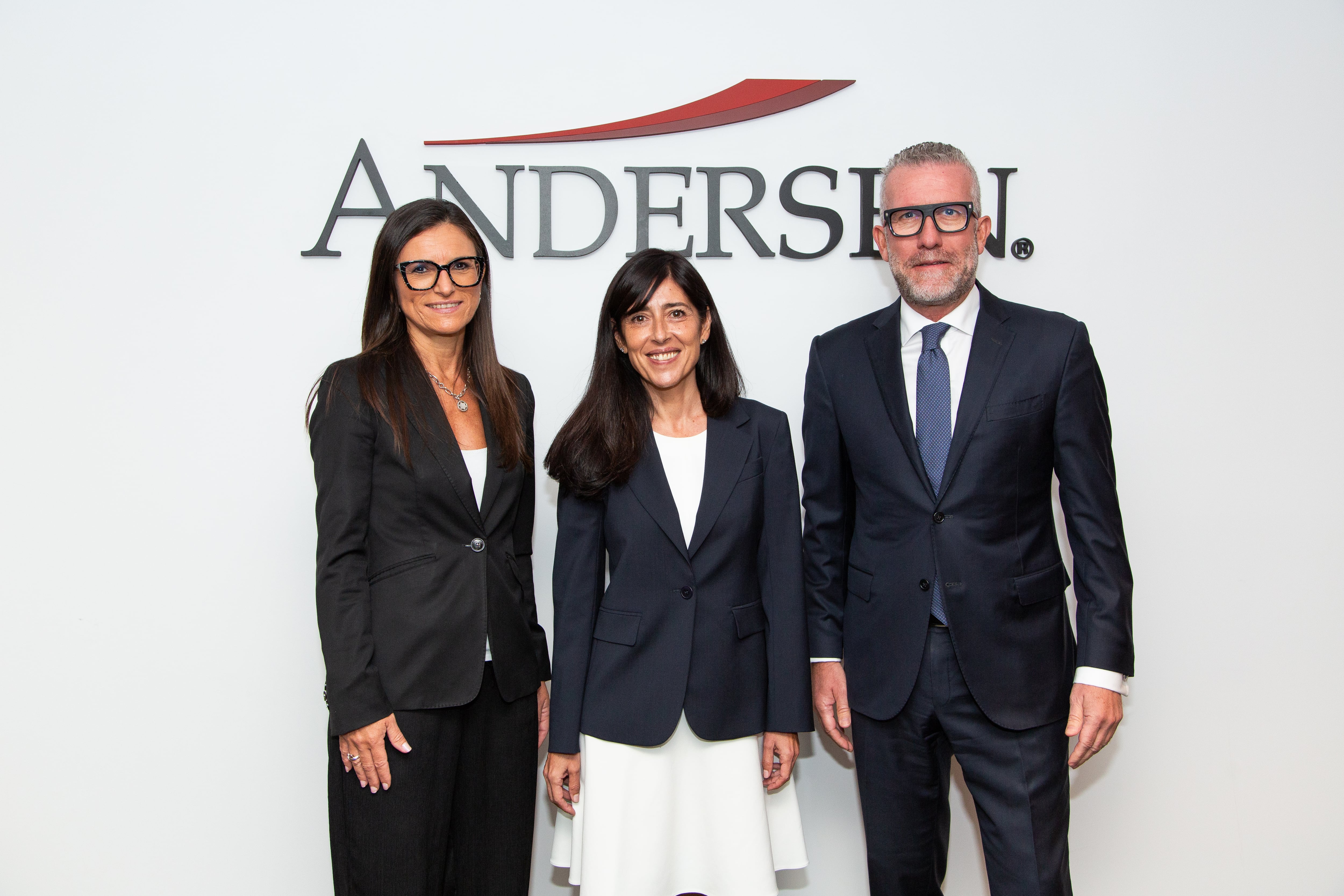 De izquierda a derecha: Ana Úbeda, socia de mercantil / M&A; Ingrid Barruz, socia de público y José Vicente Morote, socio director de Andersen Iberia.