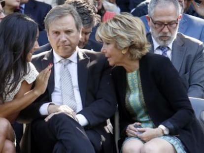 Villac&iacute;s conversa con Aguirre en presencia de Carmona, en un acto la semana pasada.