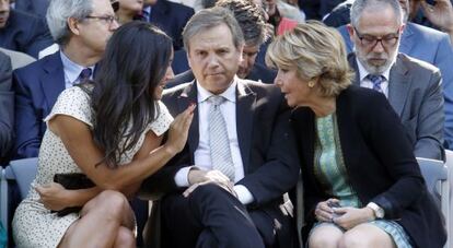 Villacís conversa con Aguirre en presencia de Carmona, en un acto la semana pasada.