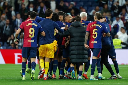 Los jugadores del FC Barcelona celebran la victoria tras el partido de la jornada 11 de LaLiga EA Sports ante el Real Madrid en el estadio Santiago Bernabéu este sábado.