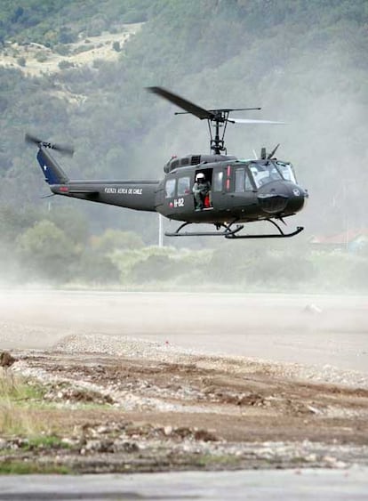 Un helicóptero de la Fuerza Aérea de Chile aterriza en Aysen, horas después del desastre que dejó al menos 10 víctimas fatales. El fiordo se derrumbó en parte y provocó avalanchas y olas que destruyeron construcciones cercanas a la costa.