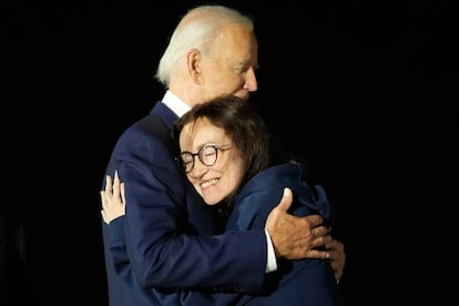 El presidente de EE UU, Joe Biden, abraza a la reportera Alsu Kurmasheva tras aterrizar en el avión que les traía de Turquía.