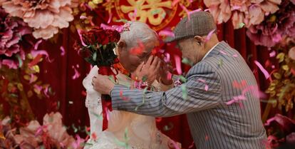 Una pareja mayor celebra una ceremonia en su 70 aniversario.