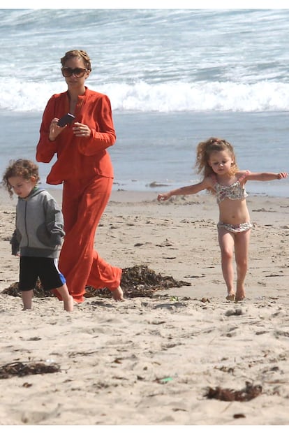 Nicole Richie junto a sus hijos Harlow y Sparrow Madden en las playas de Santa Mónica.