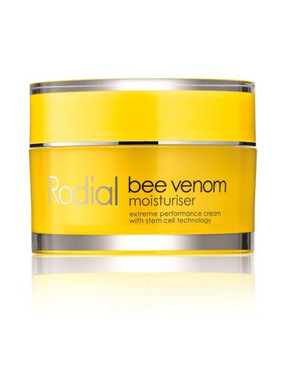 Más allá de la miel, Bee Venom Moisturiser de Rodial contiene directamente veneno de abeja para restaurar el estado joven de la piel. Es una crema de día con SPF 15. (c.p.v.)