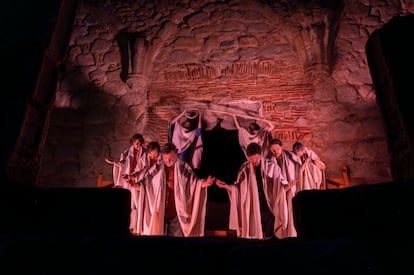Un momento de 'Hacia ecos de lo sagrado', de Nao d'amore', en el monasterio de Santa María la Real de Valdeiglesias, en Pelayos de la Presa. Fotografía cedida por la compañía.
