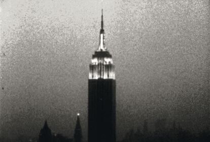 Fotograma de 'Empire' (1964), película de ocho horas hecha con una cámara fija frente al edificio neoyorquino.