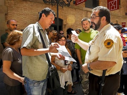 Colas en el departamento de bienestar social y familia de la Generalitat de Catalunya Barcelona.