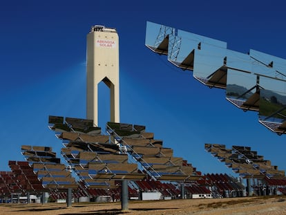 Parque de placas solares de Abengoa en Sanlúcar la Mayor, en Sevilla.