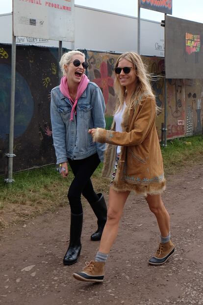 Poppy Delevingne apostó por la comodidad de la sudadera y los pitillos y Sienna Miller se marcó un look de aires boho muy en su línea.