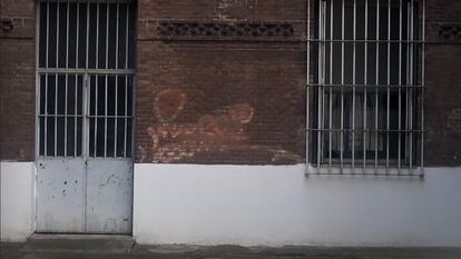 Grafiti de 'Muelle' de hace más de 30 años localizado en el interior del recinto penitenciario en Madrid donde cumplen condena presos en semilibertad como Bárcenas y Correa.