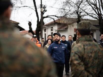 El presidente chileno, Gabriel Boric, junto a militares durante un comité de crisis con autoridades de la Región del Maule ante el sistema frontal que afecta la zona centro-sur del país, en Linares.