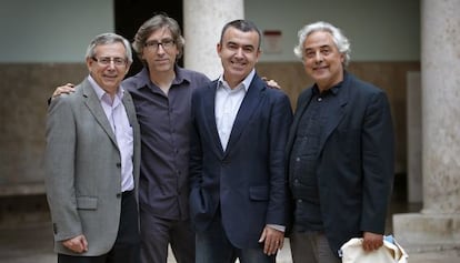 El vicerrector de la Universidad, Antonio Ari&ntilde;o, David Trueba, Lorenzo Silva y Javier de Lucas momentos antes de la mesa redonda.