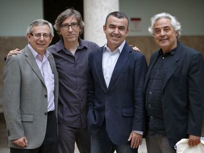 El vicerrector de la Universidad, Antonio Ariño, David Trueba, Lorenzo Silva y Javier de Lucas momentos antes de la mesa redonda.