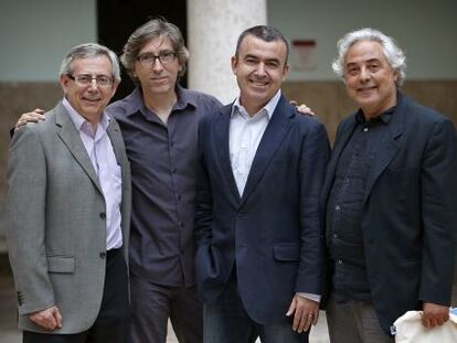 El vicerrector de la Universidad, Antonio Ari&ntilde;o, David Trueba, Lorenzo Silva y Javier de Lucas momentos antes de la mesa redonda.