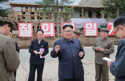 Kim Jong Un inspecciona la construcción del 'Samjiyon County'.  