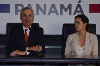 Panama's Minister of the Presidency Alvaro Alemán (L) talks to the media about the Odebrecht corruption case next to Vice Minister of Public Works Marietta Jaén.