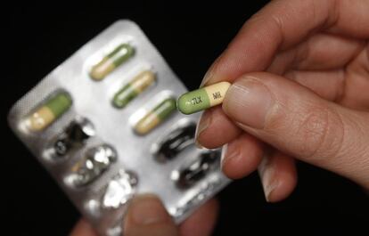 Una mujer toma una capsula de un paquete de antidepresivos Prozac, en Leicester, Reino Unido.