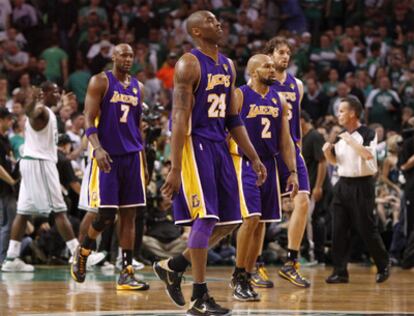 Los Angeles Lakers se encuentran al borde de la derrota en las finales después de ceder en Boston el quinto partido.