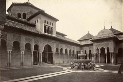 El patio de los leones de la Alhambra de Granada a finales del siglo XIX.