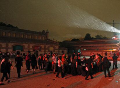 La lluvia vació el patio del Matadero.