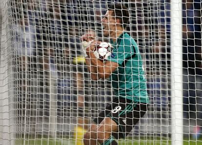 Adam Szalai celebra el primer gol del Schalke.