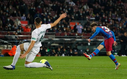 Gavi Marca el segundo gol del Barcelona ante el Elche.