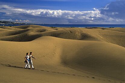 Las dunas de Maspalomas, en la isla de Gran Canaria, a la cual se puede viajar en estas semanas por 315 euros, vuelos y una semana de alojamiento con desayunos incluidos.