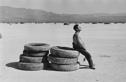 Elliot Erwitt en el desierto de Nevada, en 1960.