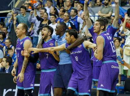 Los jugadores del Zunder Palencia esperan para celebrar el ascenso a la primera división del baloncesto español, el pasado 18 de junio.Santi Otero (EFE)