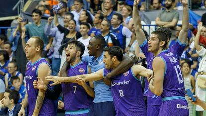 Los jugadores del Zunder Palencia esperan para celebrar el ascenso a la primera división del baloncesto español, el pasado 18 de junio.Santi Otero (EFE)