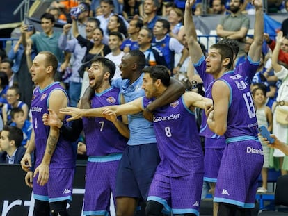 Los jugadores del Zunder Palencia esperan para celebrar el ascenso a la primera división del baloncesto español, el pasado 18 de junio.Santi Otero (EFE)