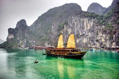 Un junco turístico navega por las aguas de la bahía de Halong, en Vietnam.