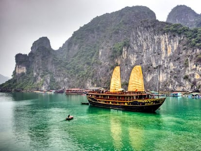 Un junco turístico navega por las aguas de la bahía de Halong, en Vietnam.
