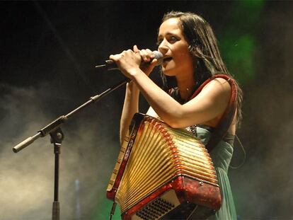 Julieta Venegas, durante un concierto en Barcelona, en julio de 2007.