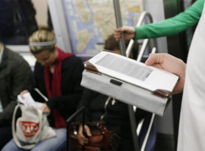 Un lector con un Kindle en un vagón del metro de Nueva York el pasado mes de junio.