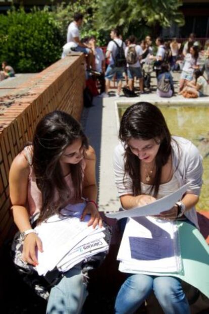 Dos alumnas, ayer, repasando los apuntes antes del examen.