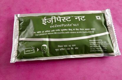 Sobre de comida terapéutica “eeZeePaste”, fabricado en India con productos locales para combatir la desnutrición.
