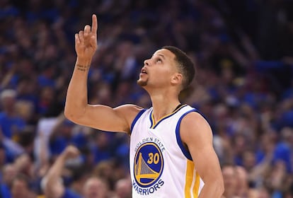 Stephen Curry celebra uno de sus triples.