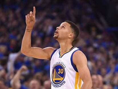 Stephen Curry celebra uno de sus triples.