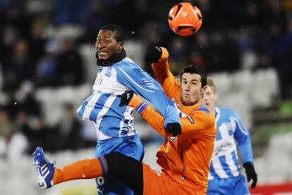 Mene junto a Kalilou Traore, del Odense.