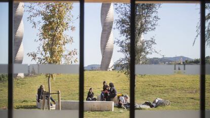 Estudiantes en el campus de la Universidad Autónoma de Barcelona.