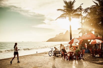 Copacabana, Ipanema, Leme, Leblon y Barra da Tijuca. A las playas más populares de Río de Janeiro, donde acude gente guapa que quiere dejarse ver, conviene llevarse solo unos billetes para las cervezas en el chiringuito, el resto es gratis.