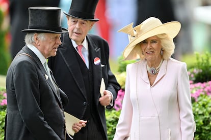 En el segundo día de las carreras de Ascot se pudo ver a la reina Camila charlando con su exmarido, Andrew Parker Bowles (a la izquierda de la foto).