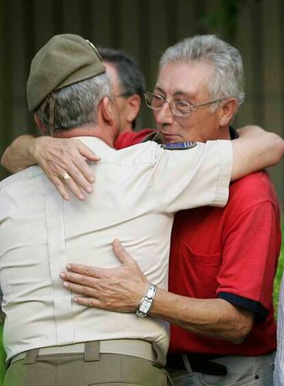 El jefe del Estado Mayor de la Fuerza Terrestre, Marín Bello Crespo, se abraza a Fernando Yruela, suegro del soldado Germán Pérez.