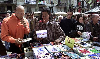 Los guiñoles de Ronaldo y Ronaldinho preparan el partido de mañana comprando libros.