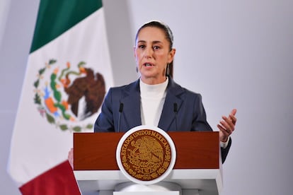 CIUDAD DE MÉXICO, 02OCTUBRE2024.- Claudia Sheinbaum, presidenta de México, durante su primer conferencia matutina denominada "Mañanera del Pueblo" realizada en el salón Guillermo Prieto de Palacio Nacional. La mandataria se refirió a la matanza de Tlatelolco, a 56 años los hechos.
FOTO: MARIO JASSO/CUARTOSCURO.COM