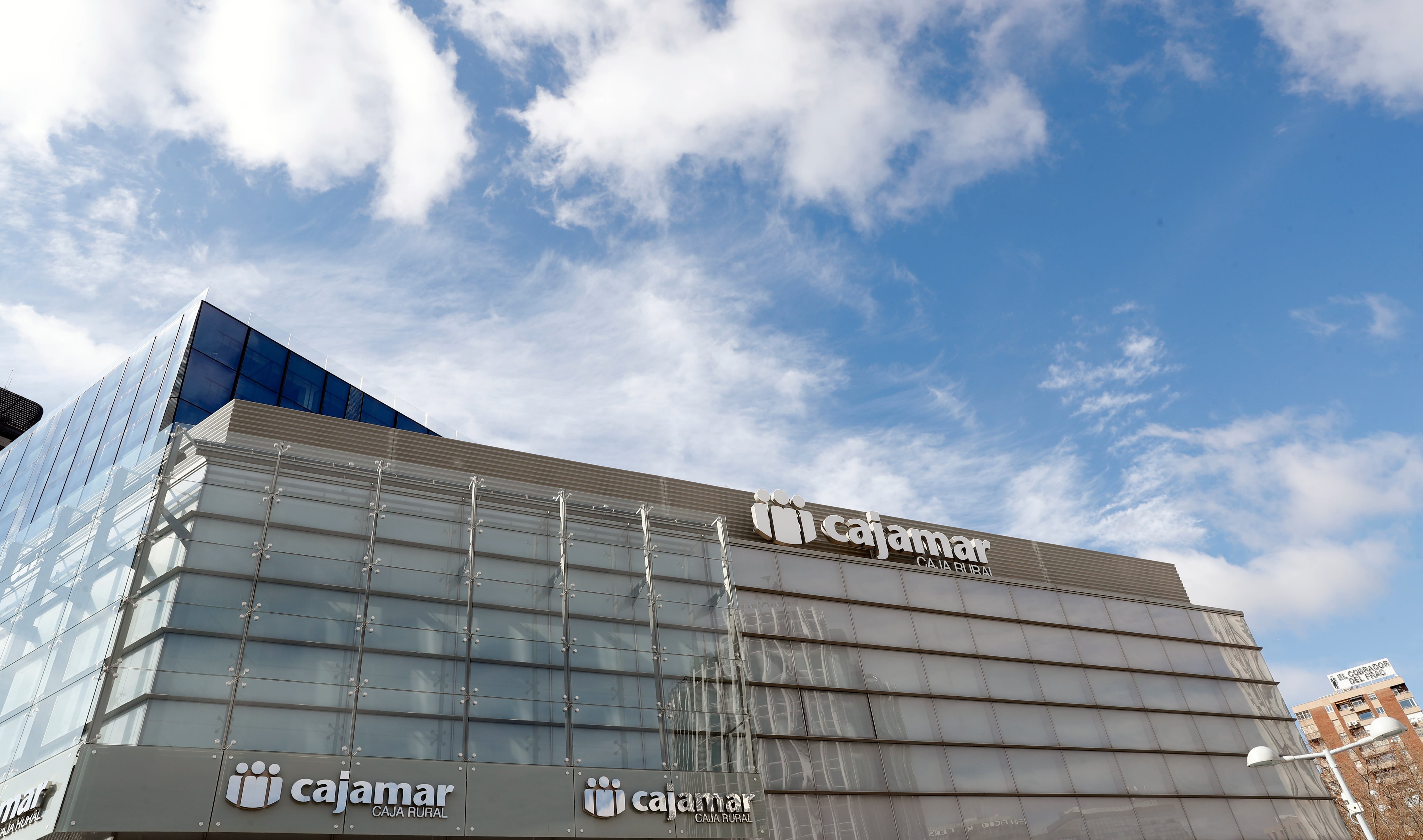 El banco francés Credit Agricole compra el 9,9% de Cajamar, la décima entidad española