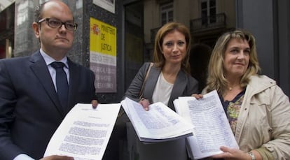 Loreto Dolz, the victim's sister, between the lawyer Agustín Ferrer and the head of Stop Accidentes, Ana Novella, showing a petition againt the pardon.